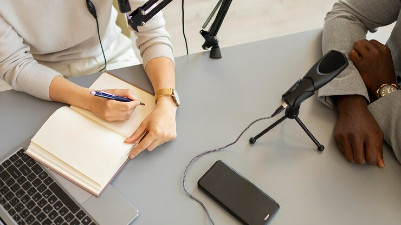 woman-asking-questions-podcast_23-2149029347